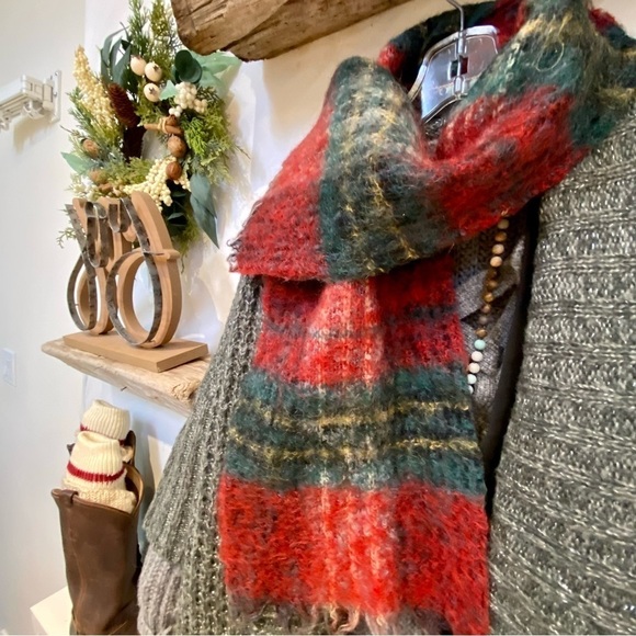 Cozy & warm mohair wool vintage scarf w cottage/resort vibe - Picture 7 of 11